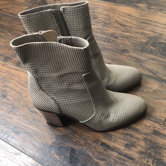 Hinge booties size 7 color taupe - Picture 2 of 5